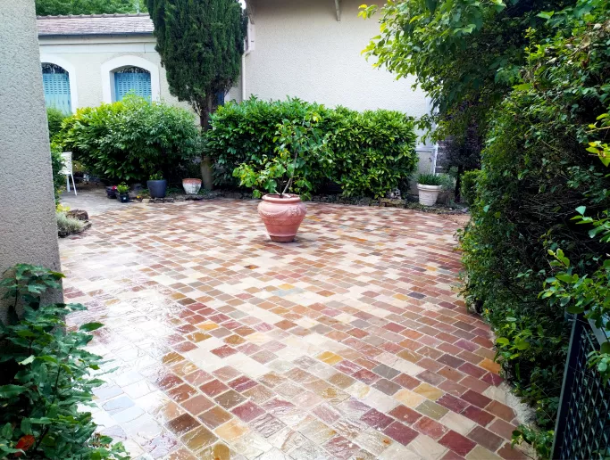 R&eacute;alisation de cours et all&eacute;es en pav&eacute;s