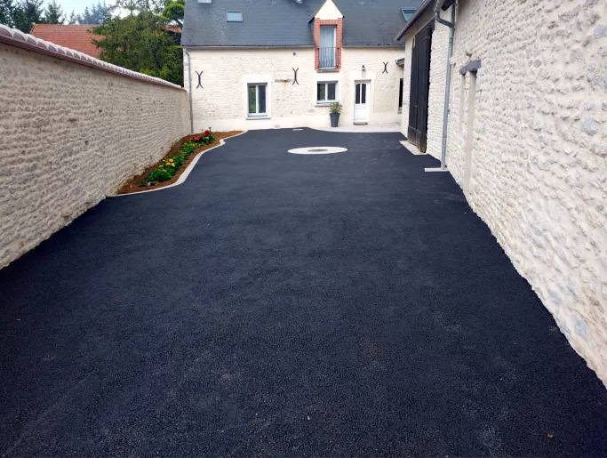 Le goudronnage d&rsquo;all&eacute;es et de cours ext&eacute;rieures